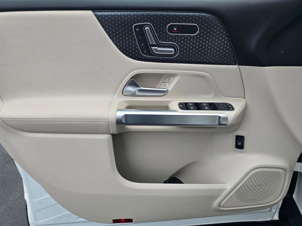 Used 2025 Mercedes-Benz GLB 250 4MATIC image 35