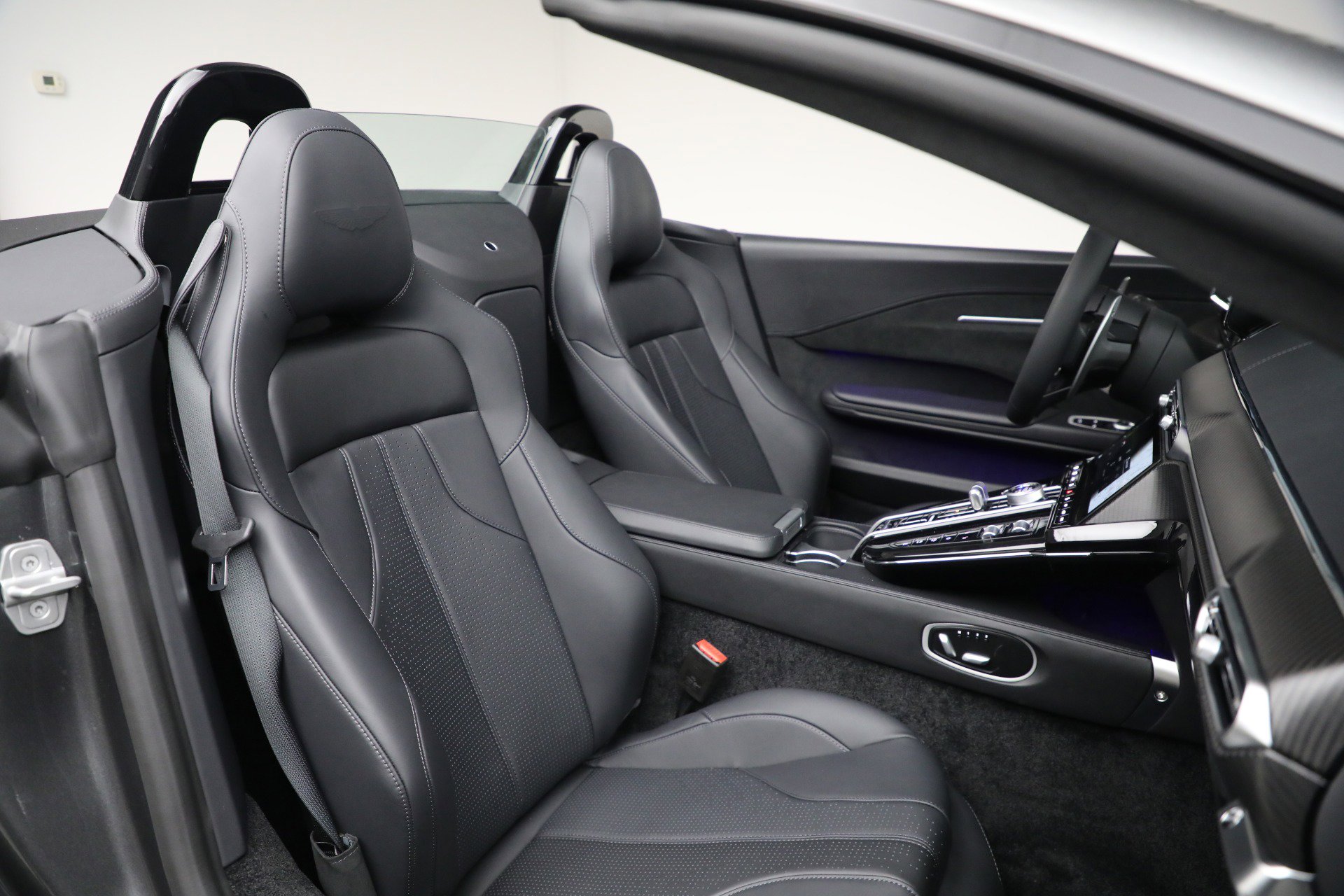 New 2026 Aston Martin V8 Vantage Roadster image 32