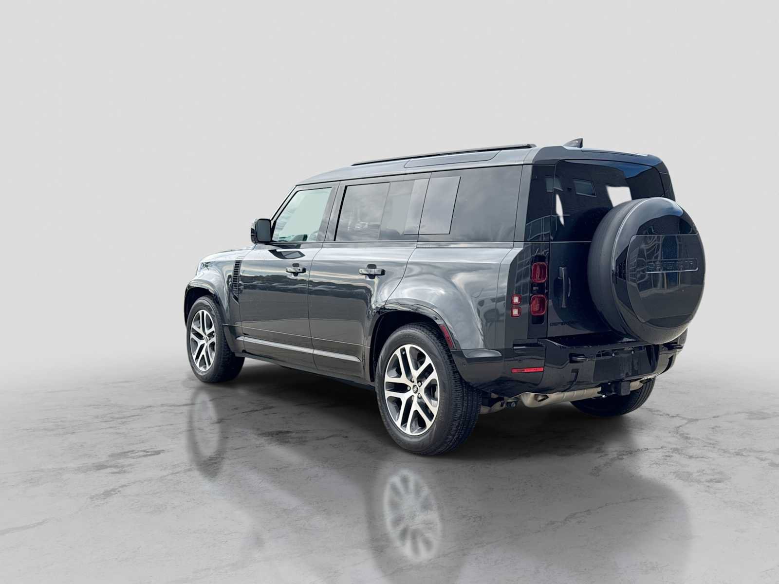 Used 2025 Land Rover Defender 110 X-Dynamic SE AWD/4WD image 4