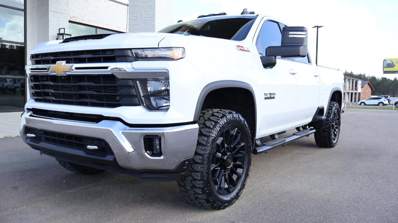 Used 2024 Chevrolet Silverado 2500 LT w/ Texas Edition image 2
