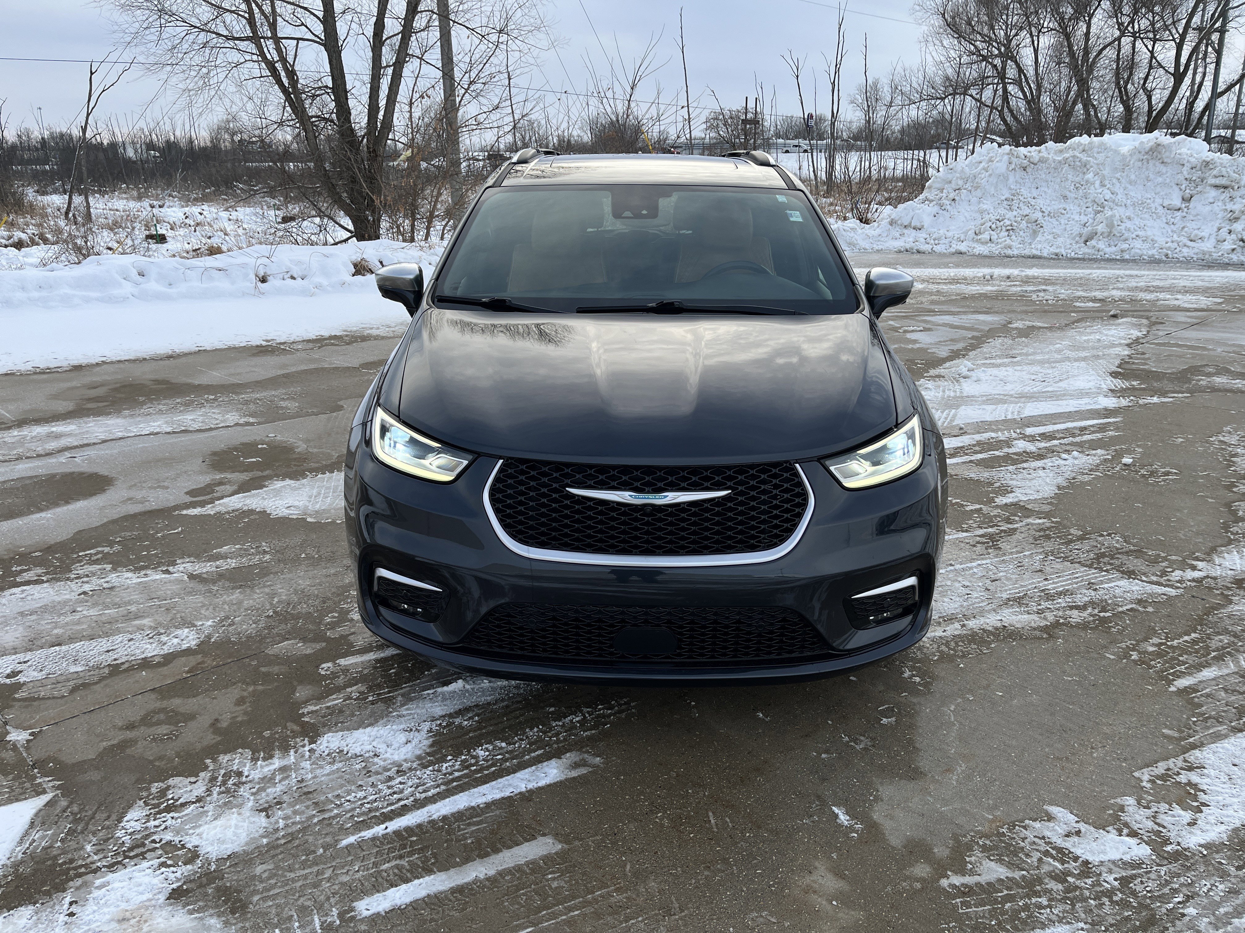 Used 2021 Chrysler Pacifica Pinnacle image 2