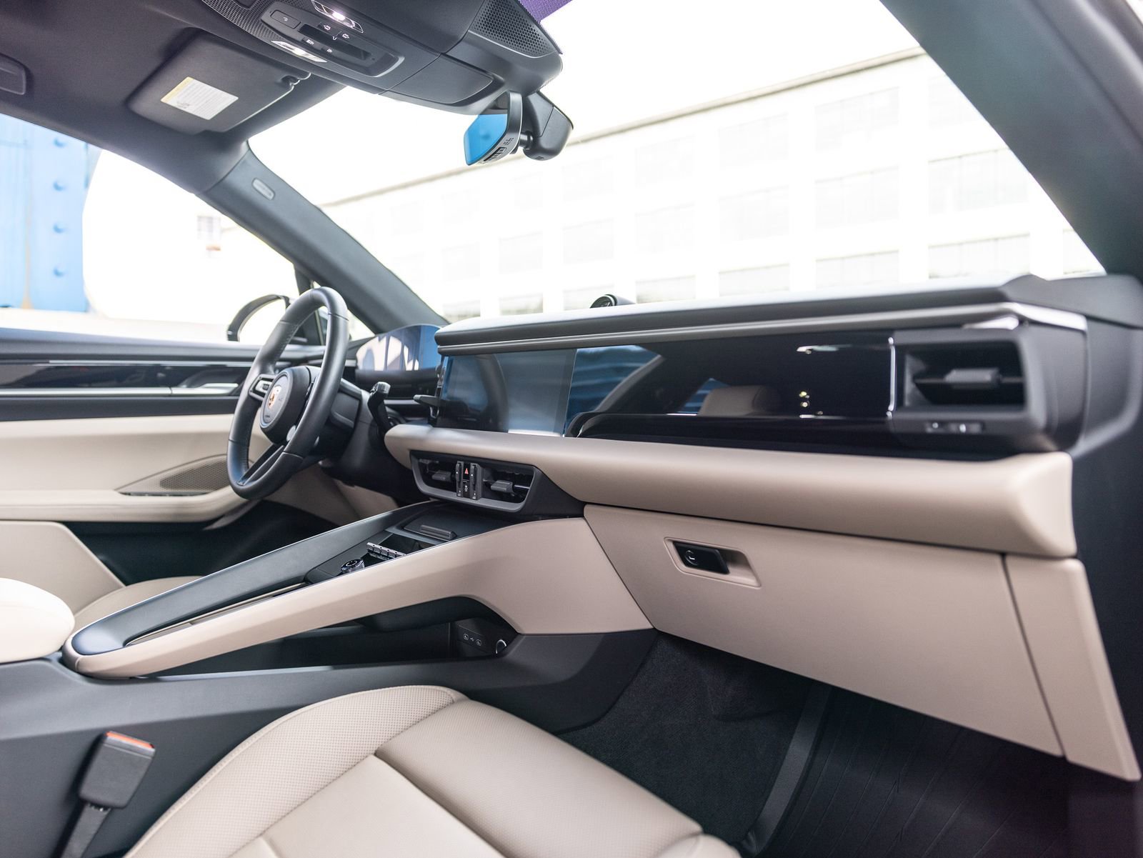 Certified 2025 Porsche Macan Electric image 32