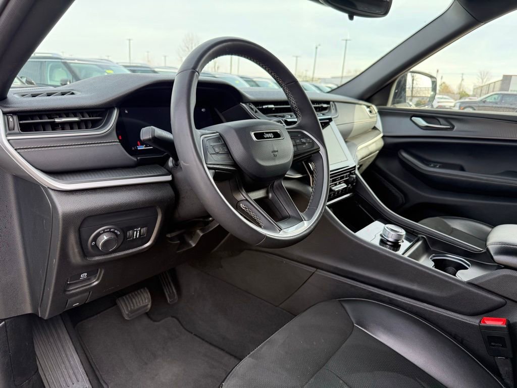 Used 2024 Jeep Grand Cherokee L Laredo image 9