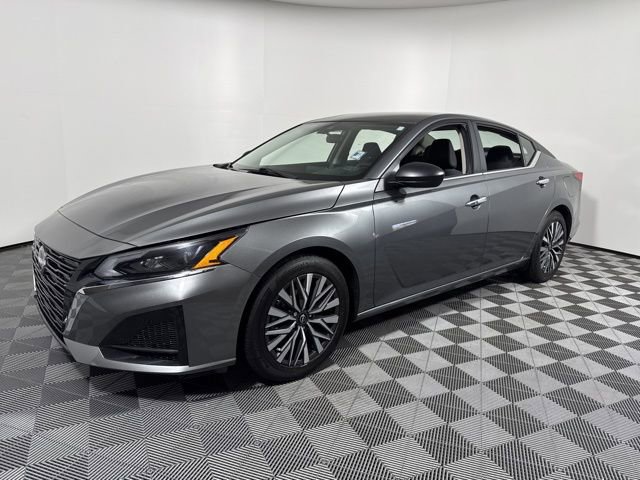 Used 2025 Nissan Altima 2.5 SV image 2