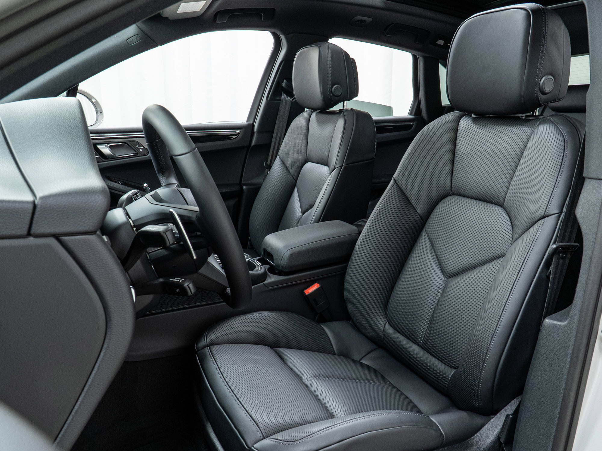 Used 2025 Porsche Macan image 5