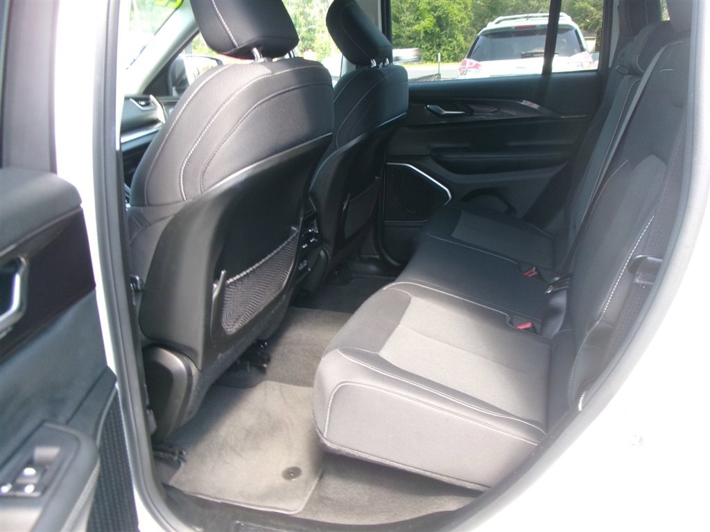 Used 2022 Jeep Grand Cherokee Laredo w/ Luxury Tech Group I image 13