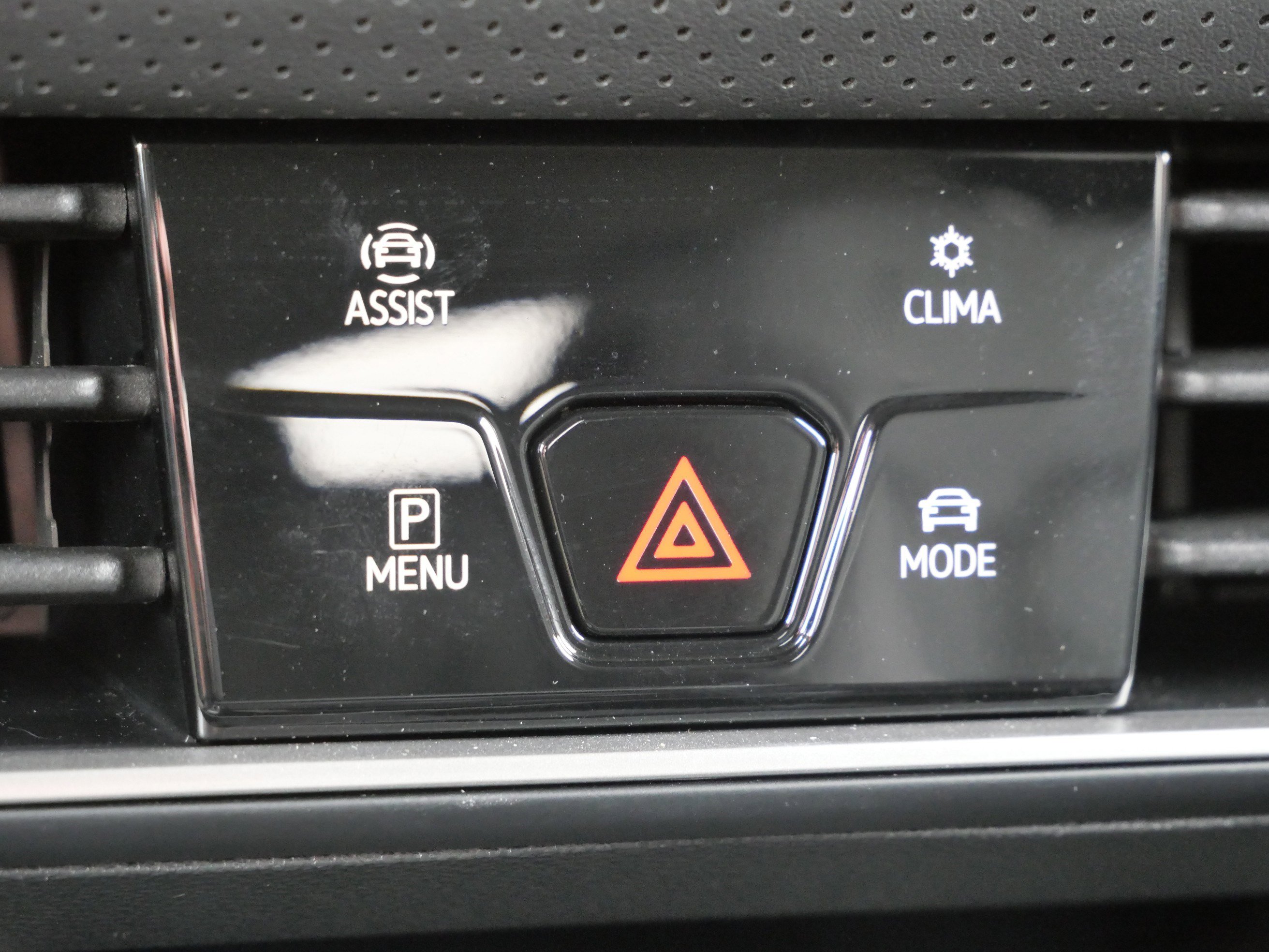 Certified 2024 Volkswagen Atlas SE w/ Black Wheel Package image 29