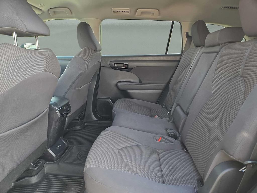 Used 2023 Toyota Highlander L FWD image 13