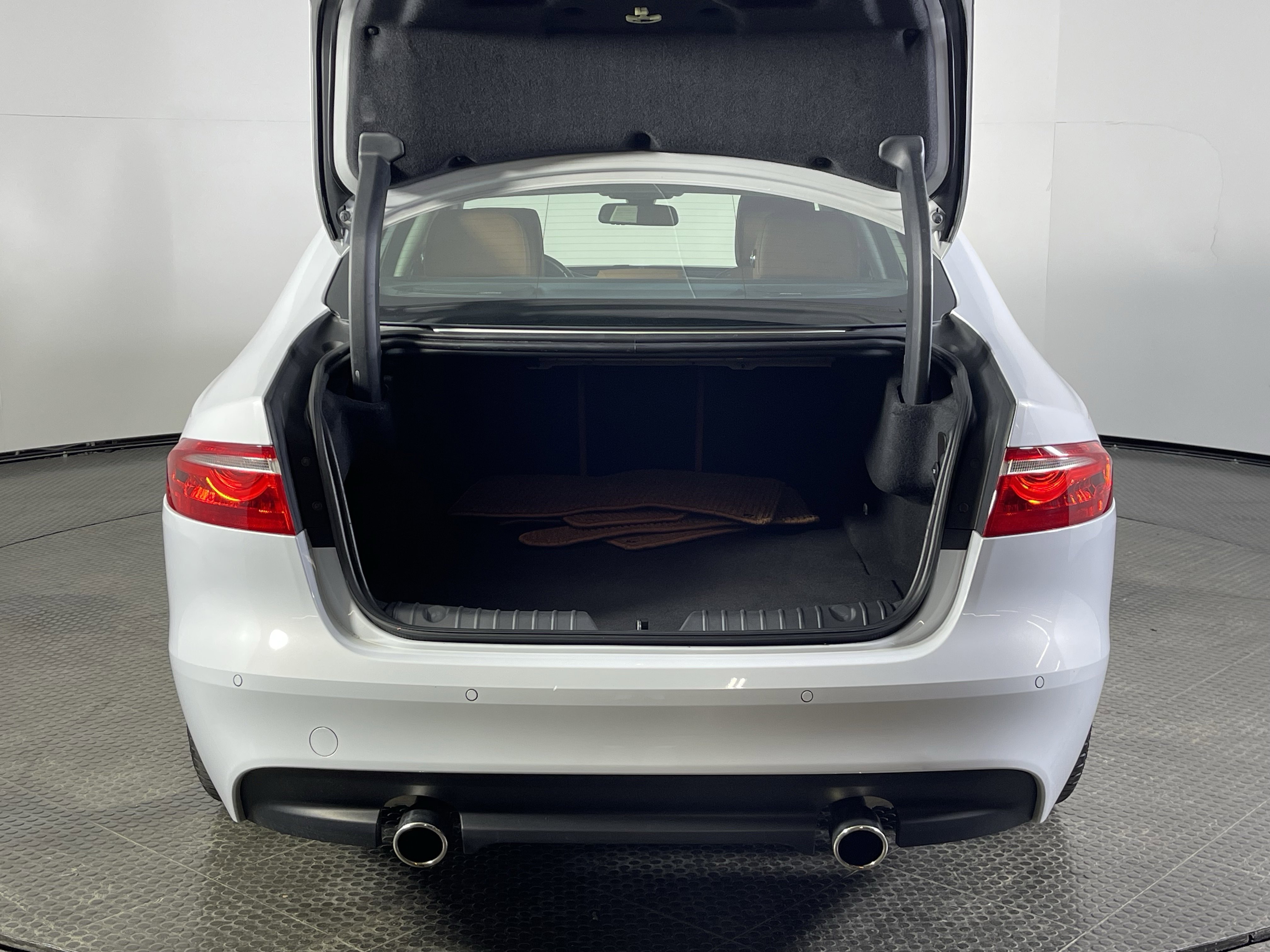 Used 2018 Jaguar XF Portfolio image 8