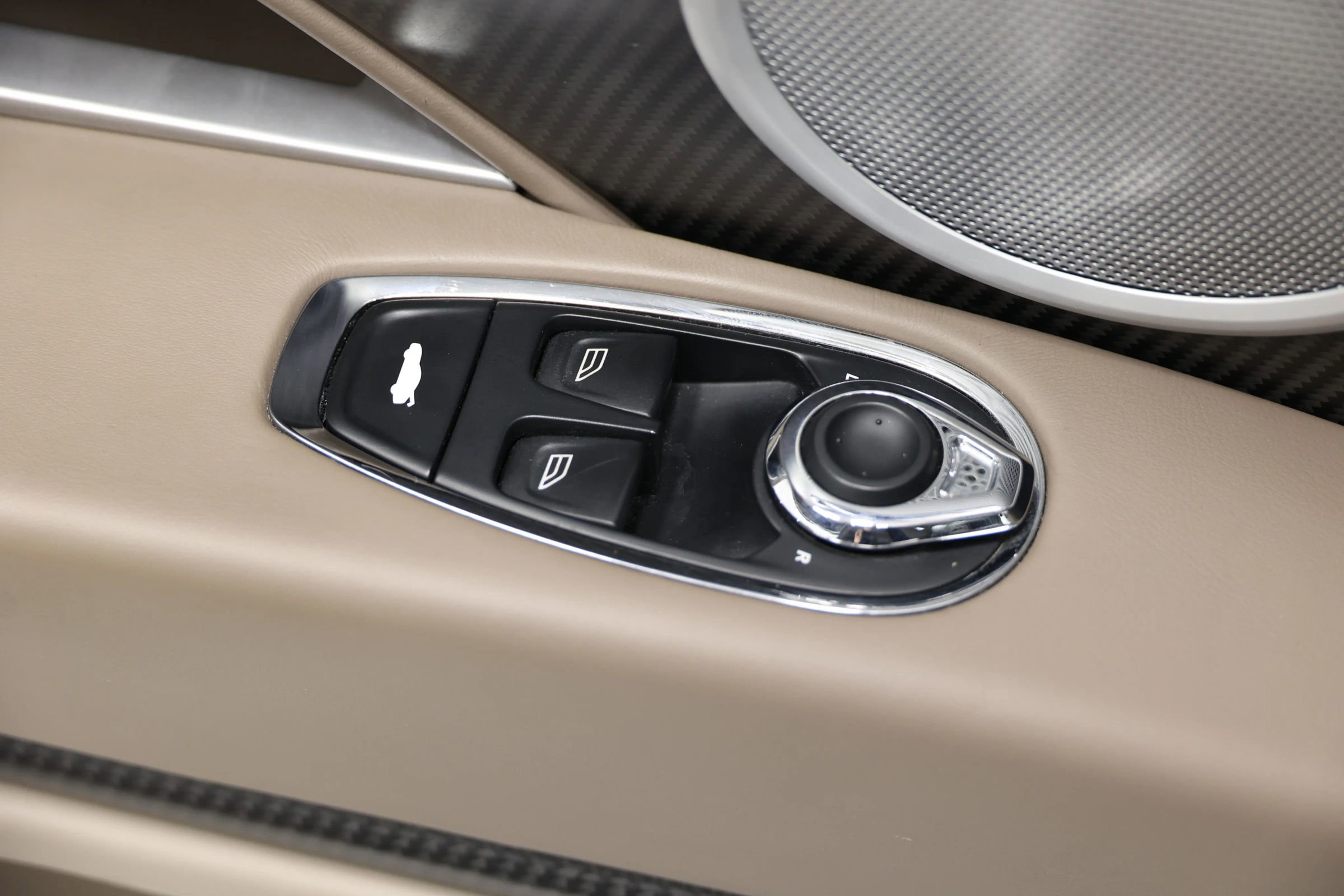 Used 2018 Aston Martin DB11 Coupe image 12