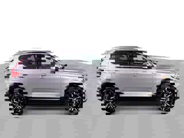 Used 2023 Volvo XC40 B5 Core image 24
