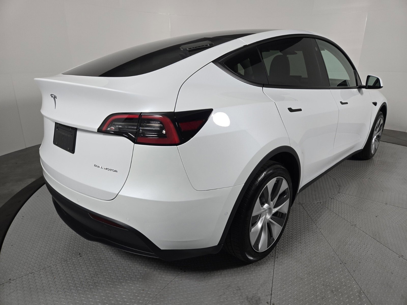 Used 2022 Tesla Model Y Long Range video 2