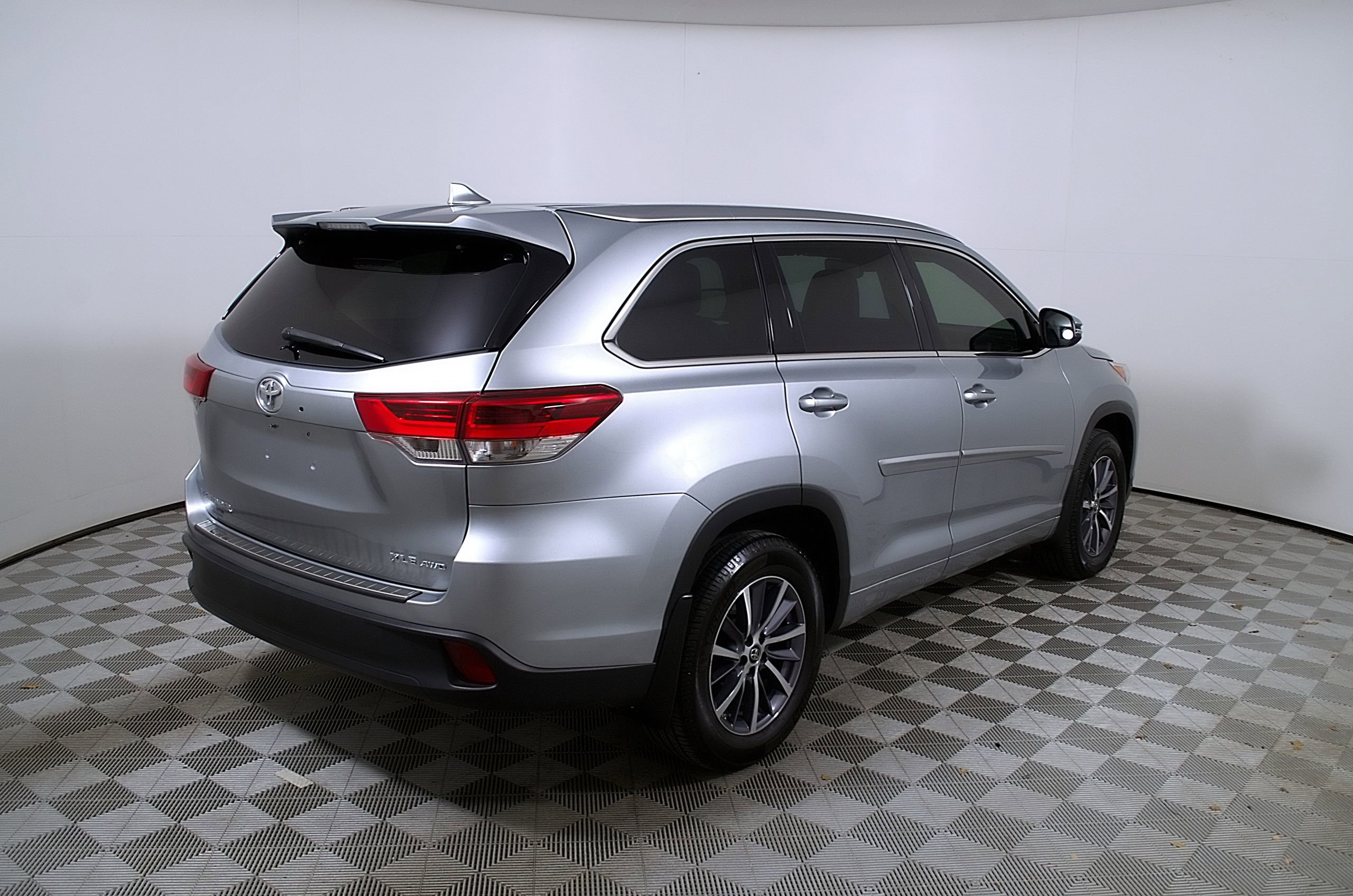 Used 2018 Toyota Highlander XLE image 7
