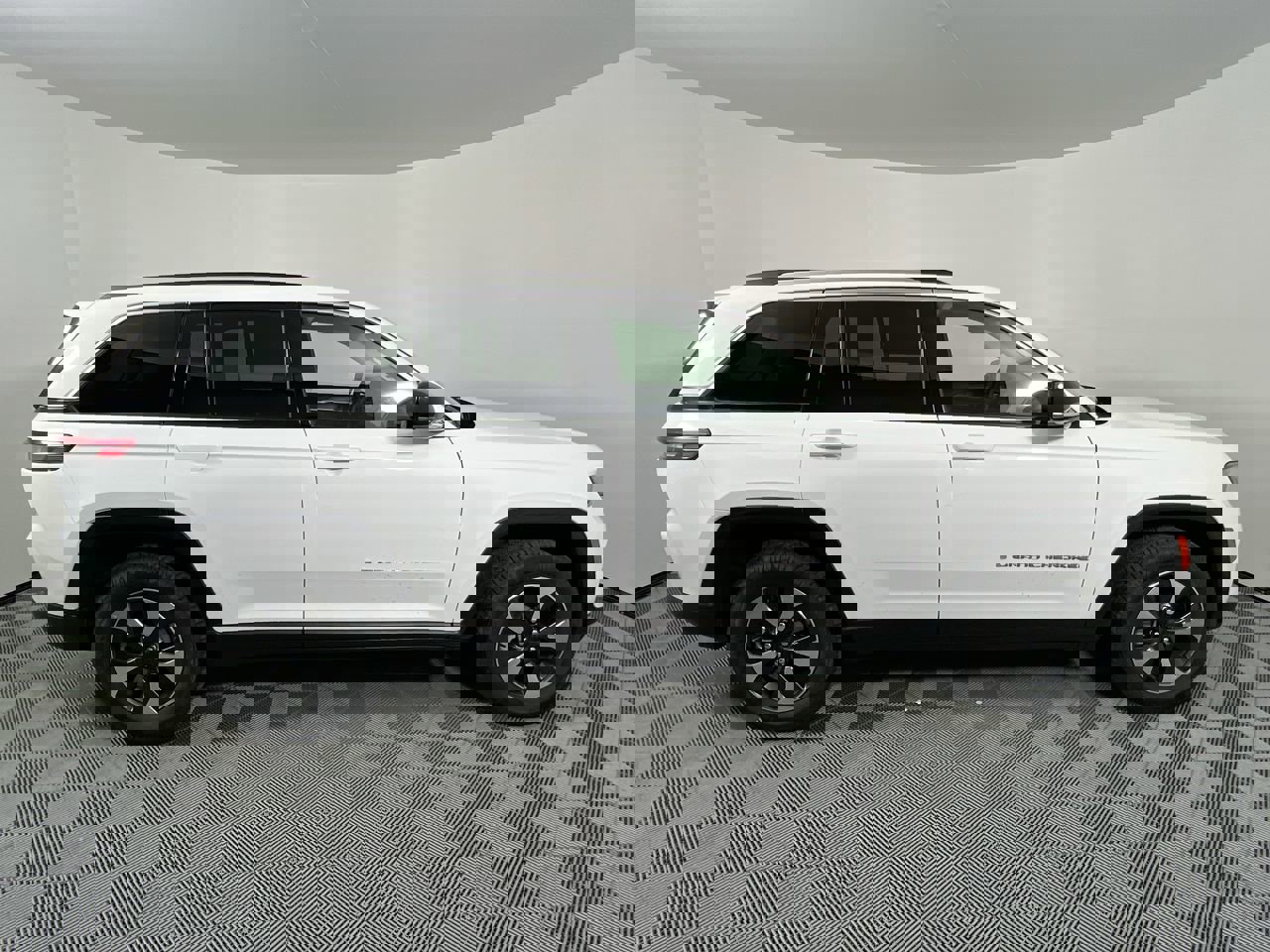 Used 2024 Jeep Grand Cherokee Limited 4xe image 2