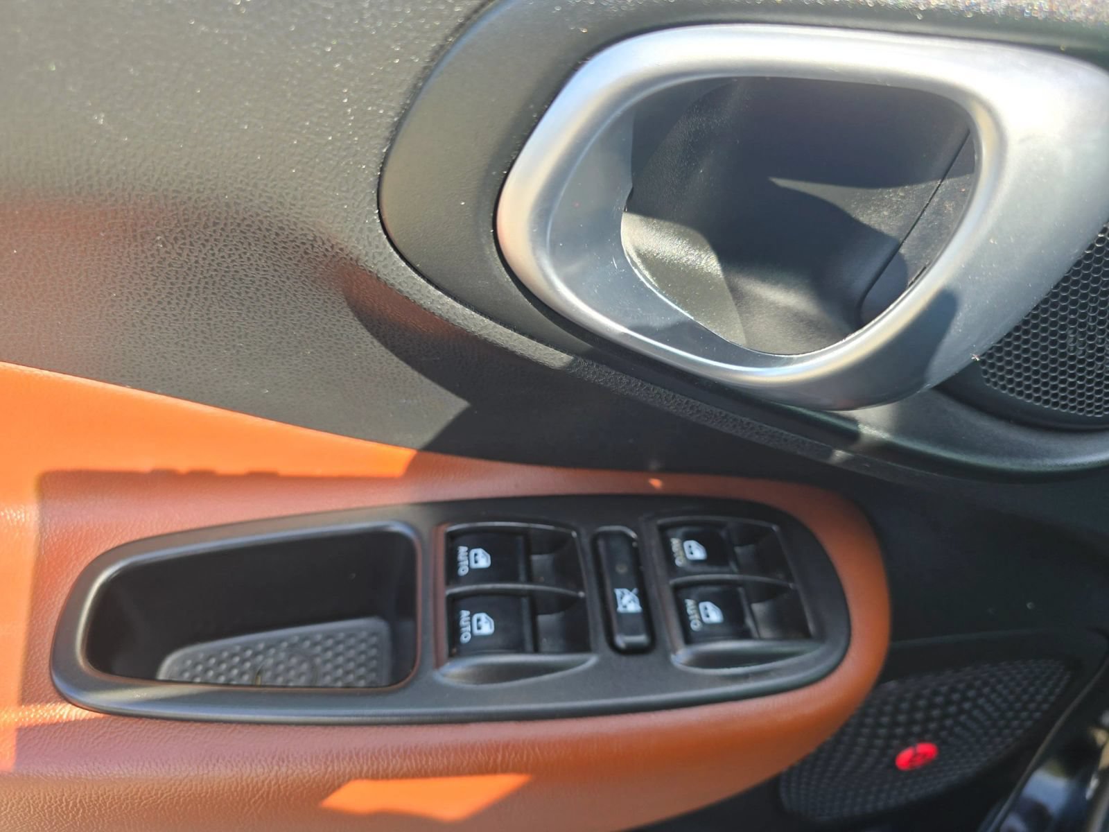 Used 2014 FIAT 500L Trekking w/ Popular Equipment Group FWD image 18
