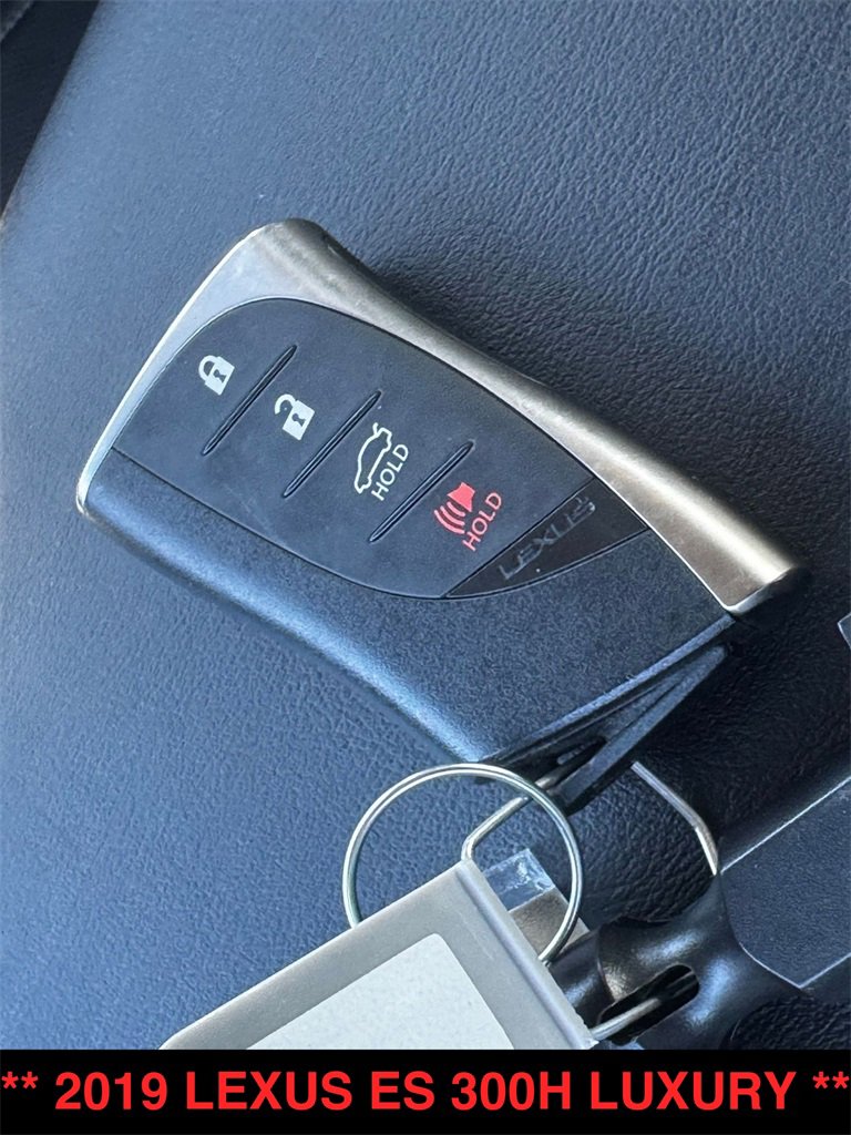 Used 2019 Lexus ES 300h w/ Accessory Package image 33