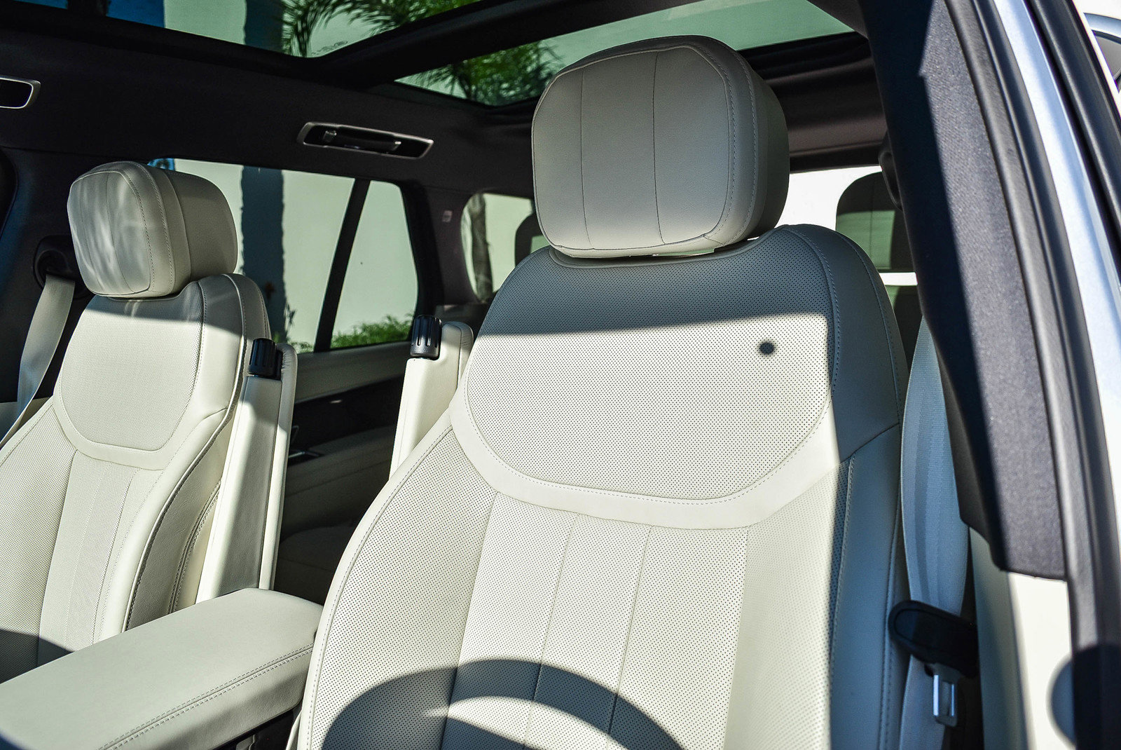 Used 2025 Land Rover Range Rover SE image 25