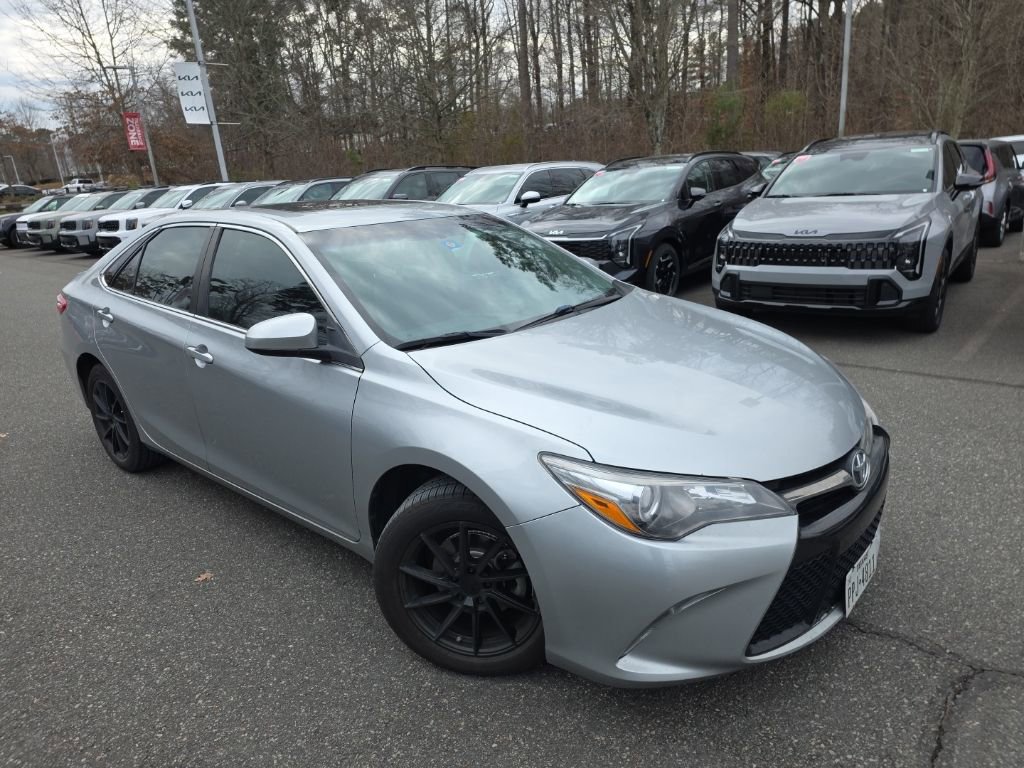 Used 2017 Toyota Camry SE image 4