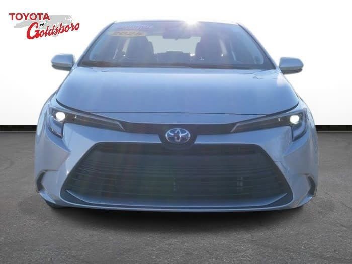Used 2025 Toyota Corolla XLE image 2