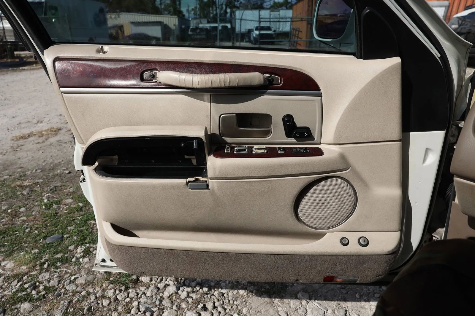 Used 2003 Lincoln Town Car Executive image 32