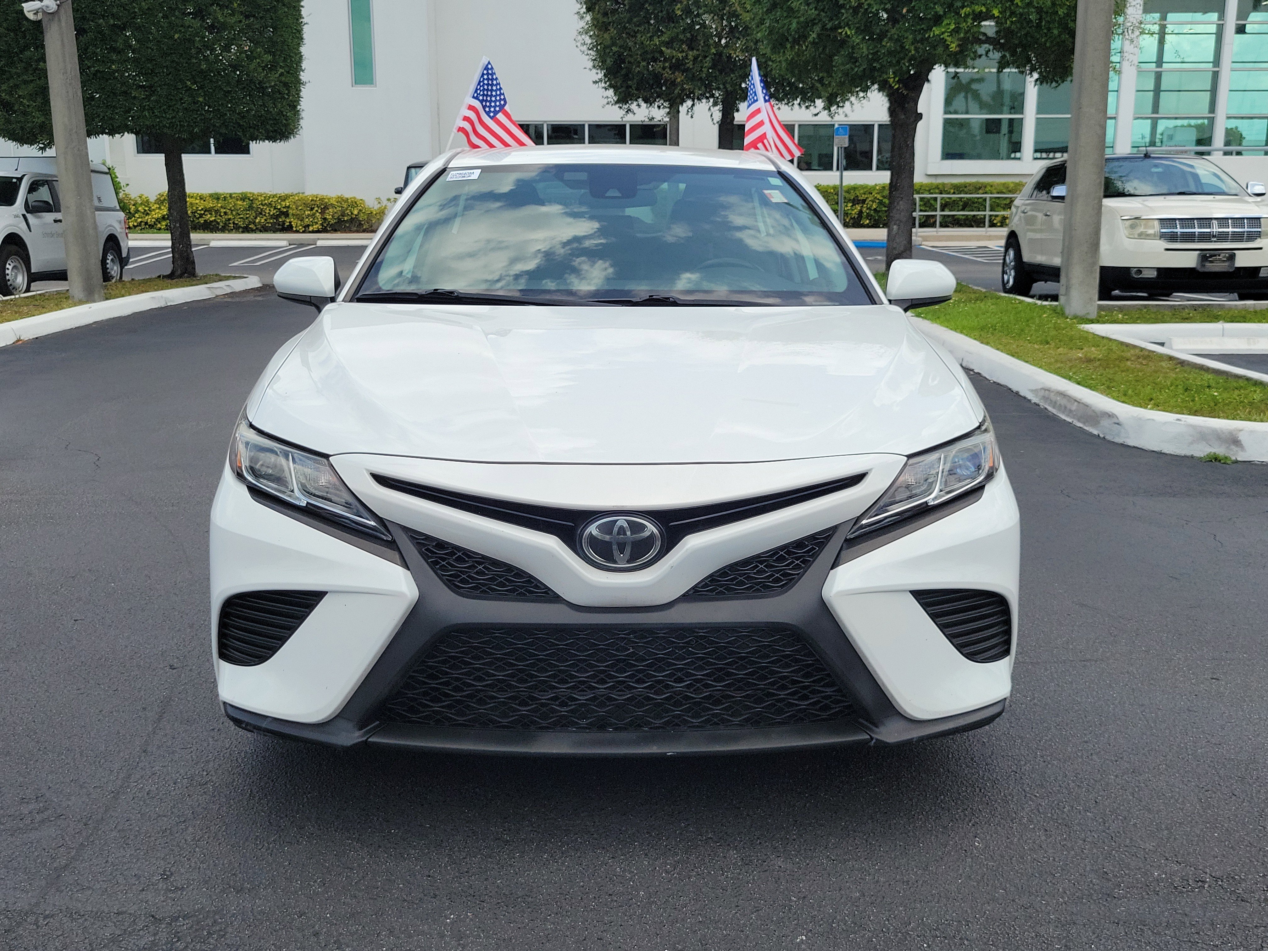 Used 2020 Toyota Camry SE FWD image 4