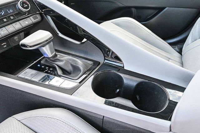 Used 2025 Hyundai Elantra Limited image 18