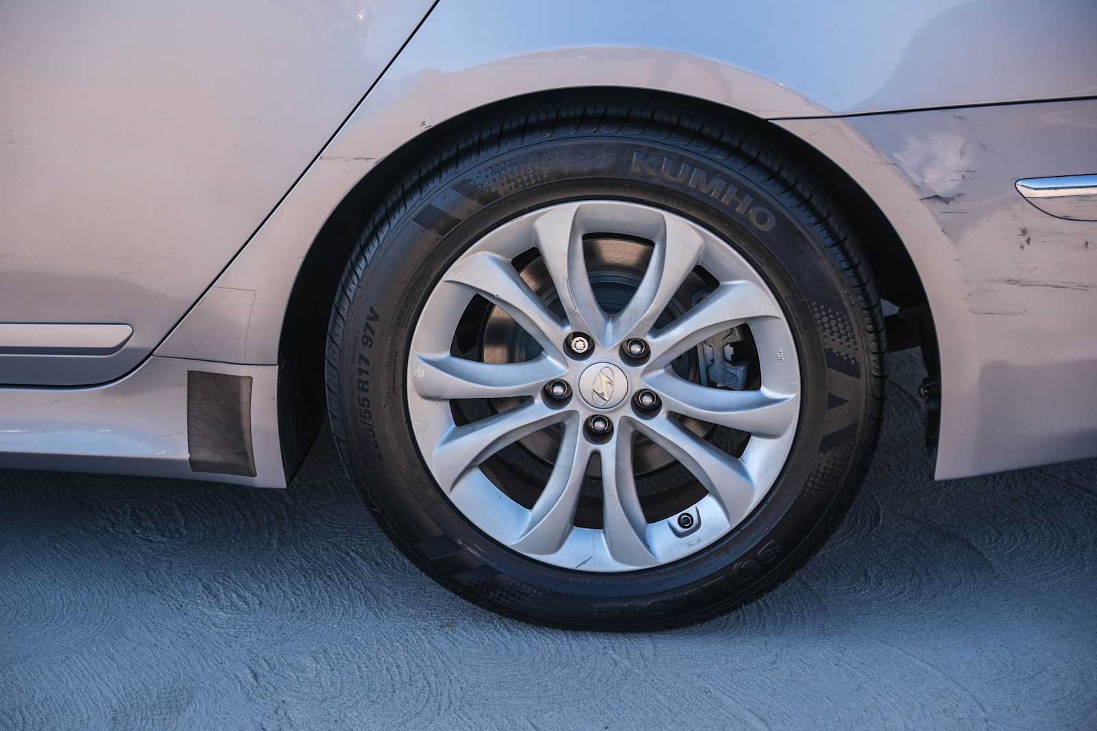 Used 2013 Hyundai Genesis 3.8 RWD image 9