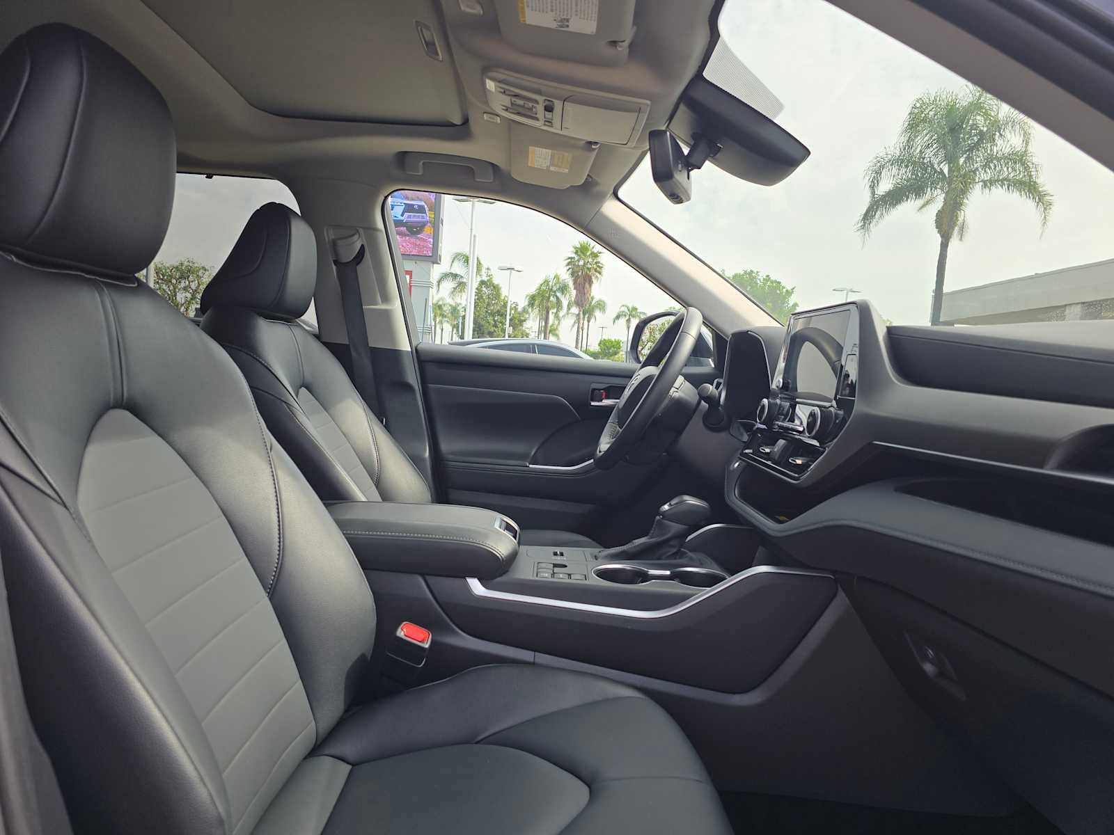 Certified 2025 Toyota Highlander XLE FWD image 11