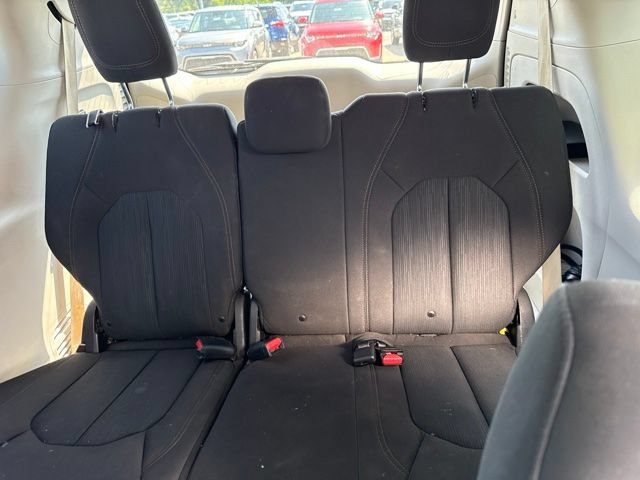Used 2019 Chrysler Pacifica Touring Plus w/ Tire & Wheel Group FWD image 9