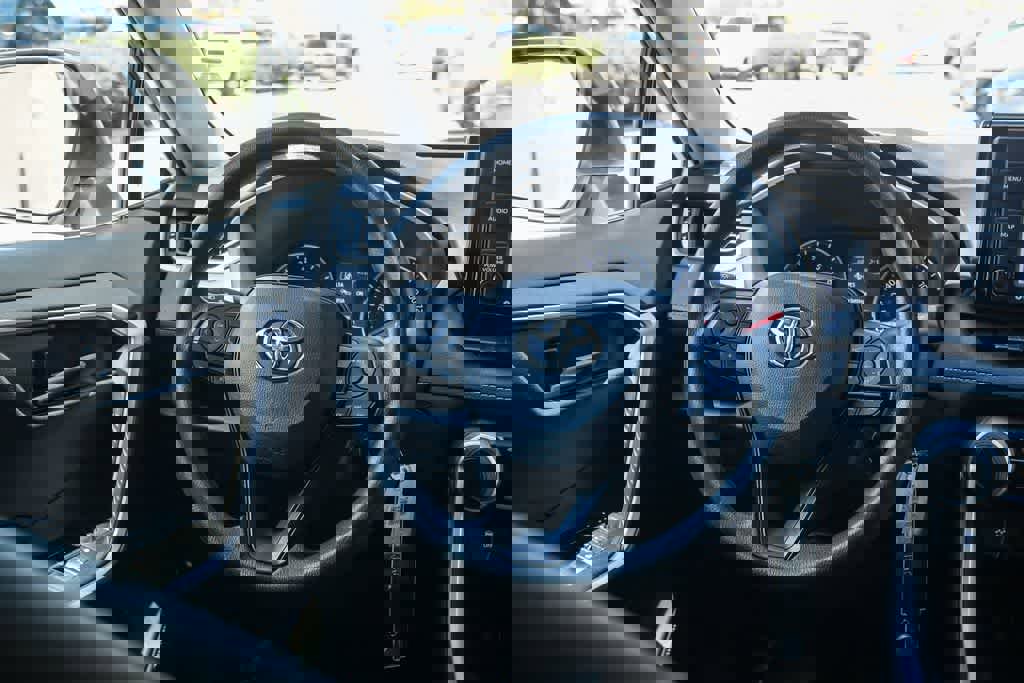 Used 2022 Toyota RAV4 LE FWD image 12