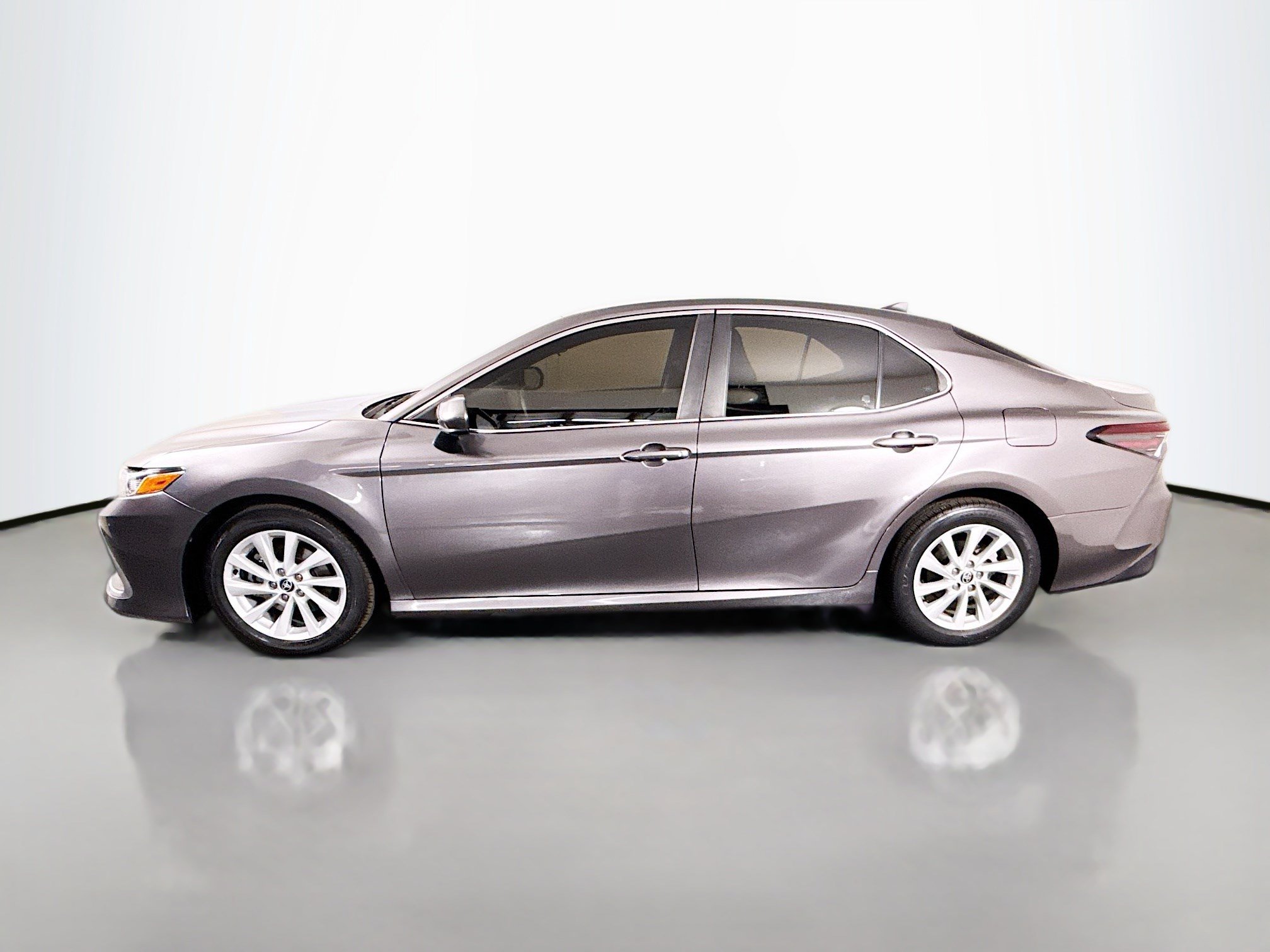Used 2022 Toyota Camry LE FWD image 6