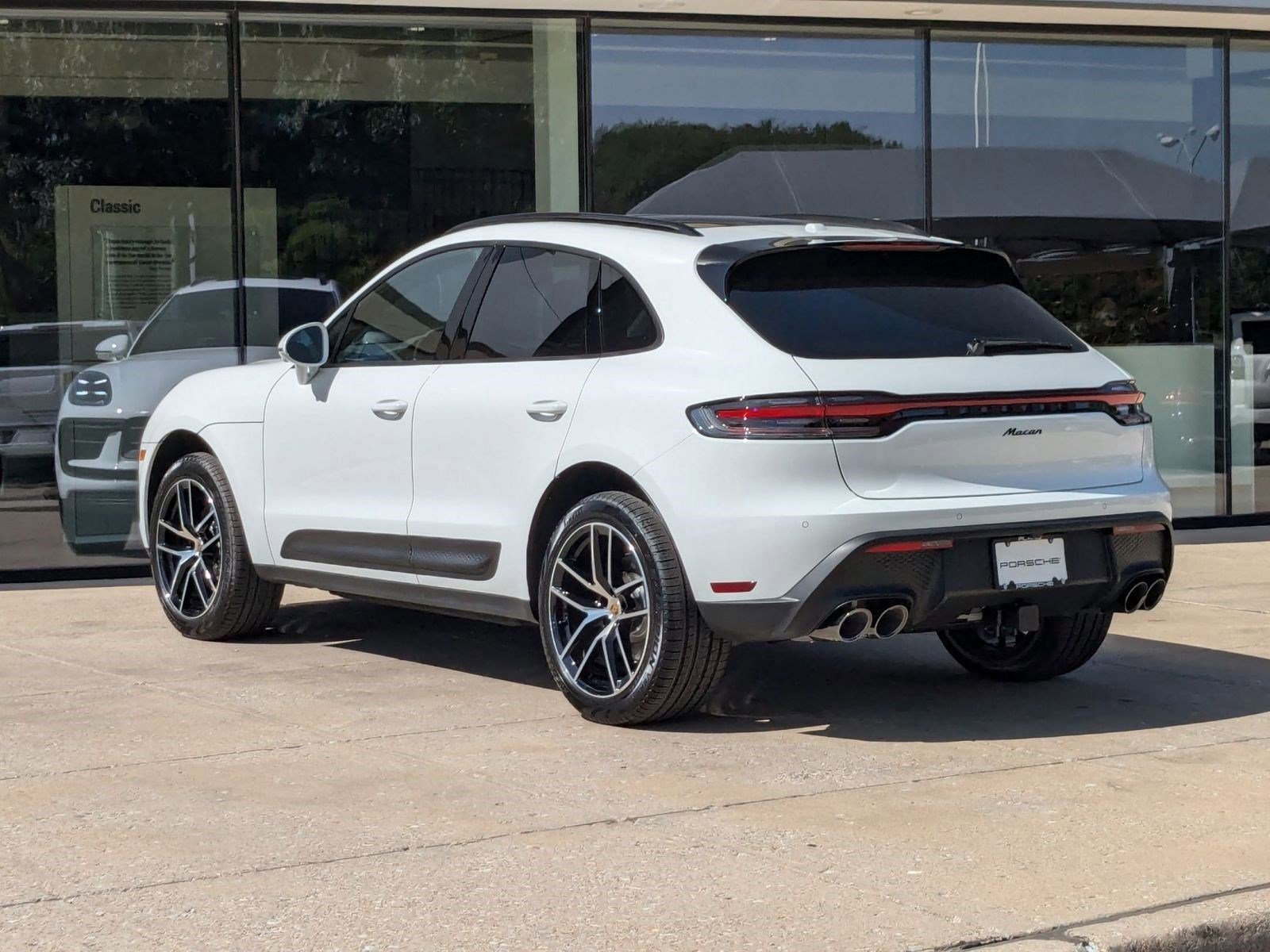 Certified 2025 Porsche Macan image 3