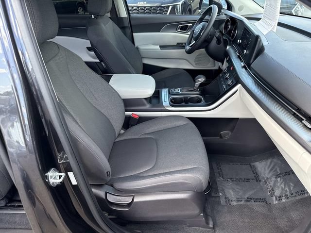 Used 2023 Kia Carnival LX FWD image 9