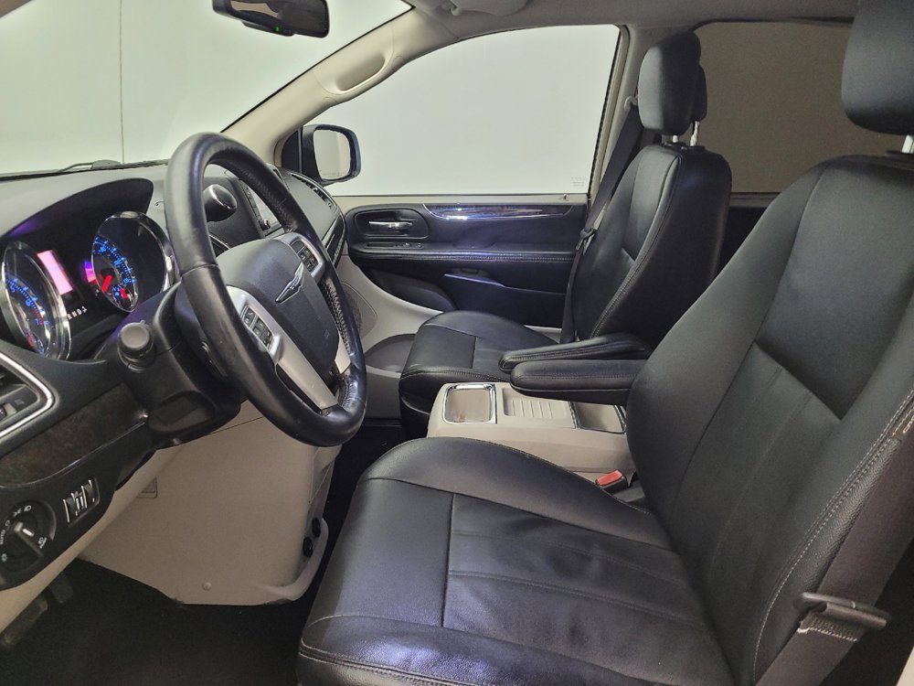 Used 2016 Chrysler Town & Country Touring w/ Driver Convenience Group FWD image 17