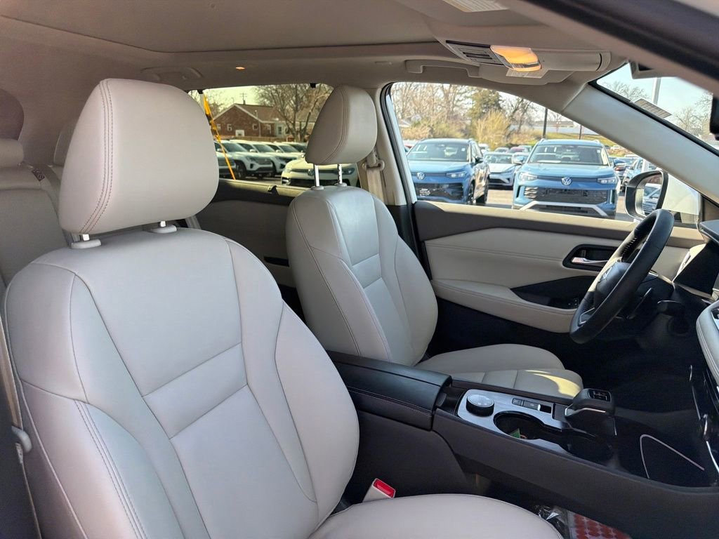 Used 2025 Nissan Rogue SL w/ SL Premium Package image 51