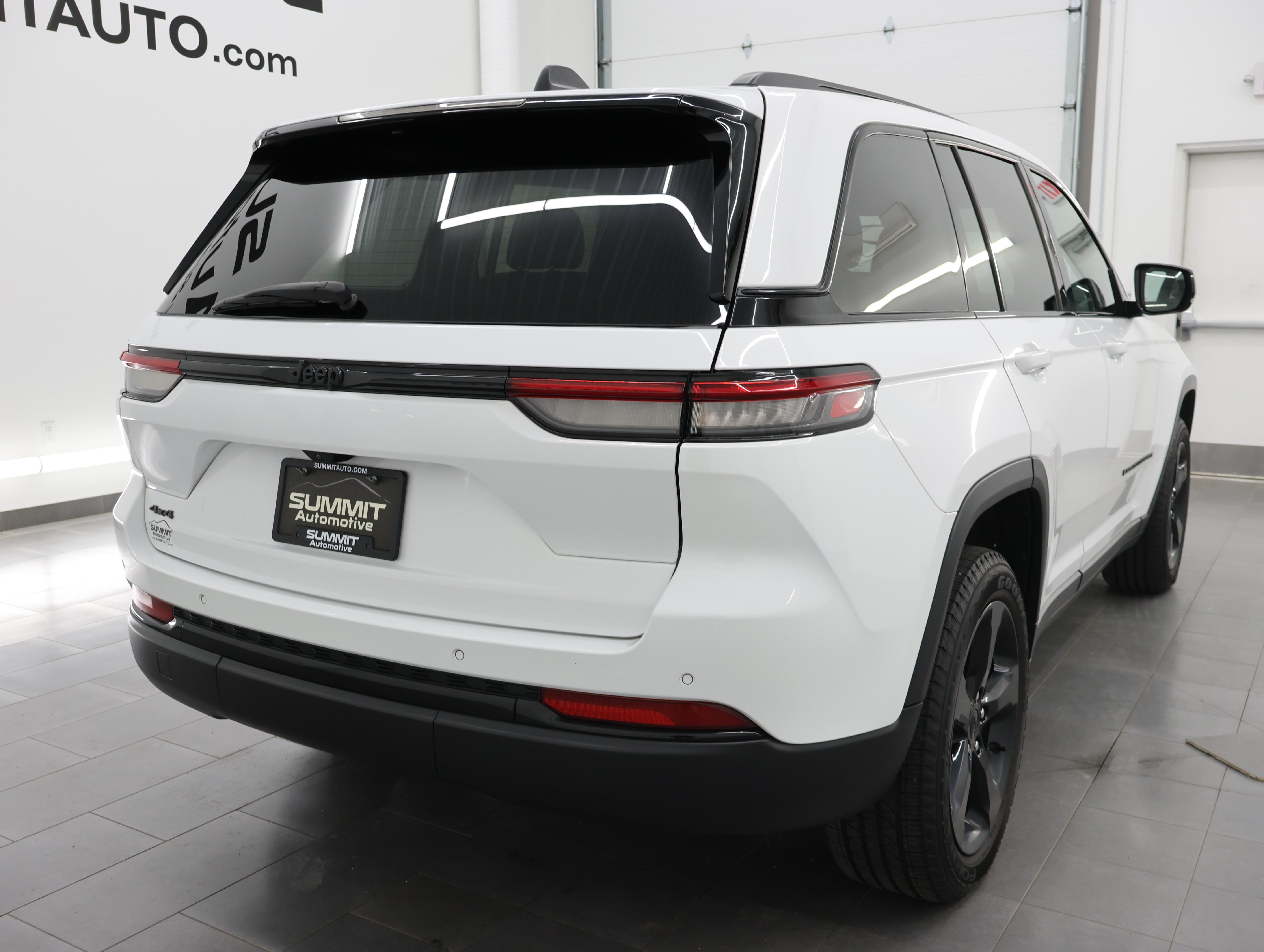 Used 2023 Jeep Grand Cherokee Altitude AWD/4WD image 5