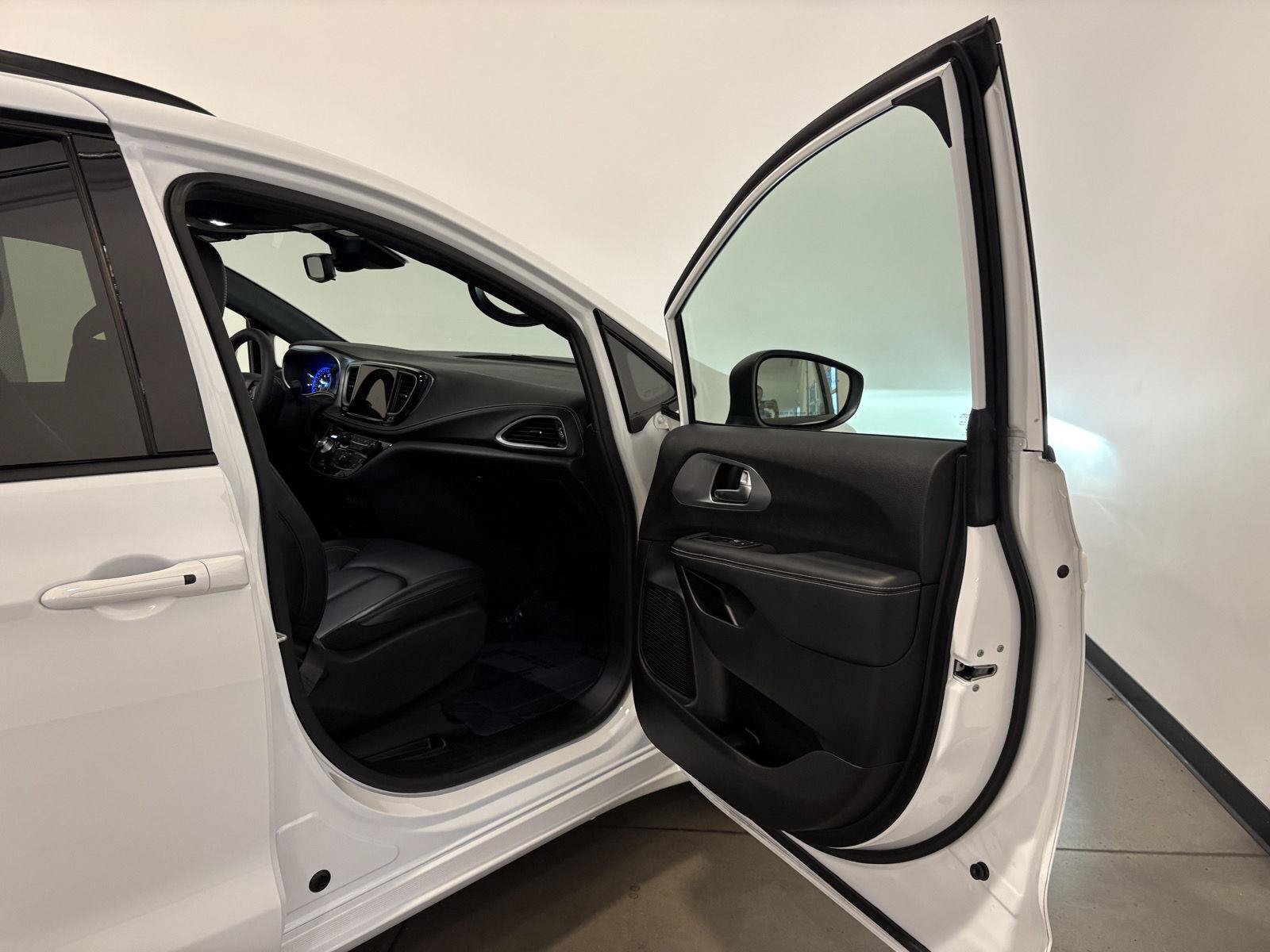 Used 2023 Chrysler Pacifica Touring-L w/ S Appearance Package FWD image 31
