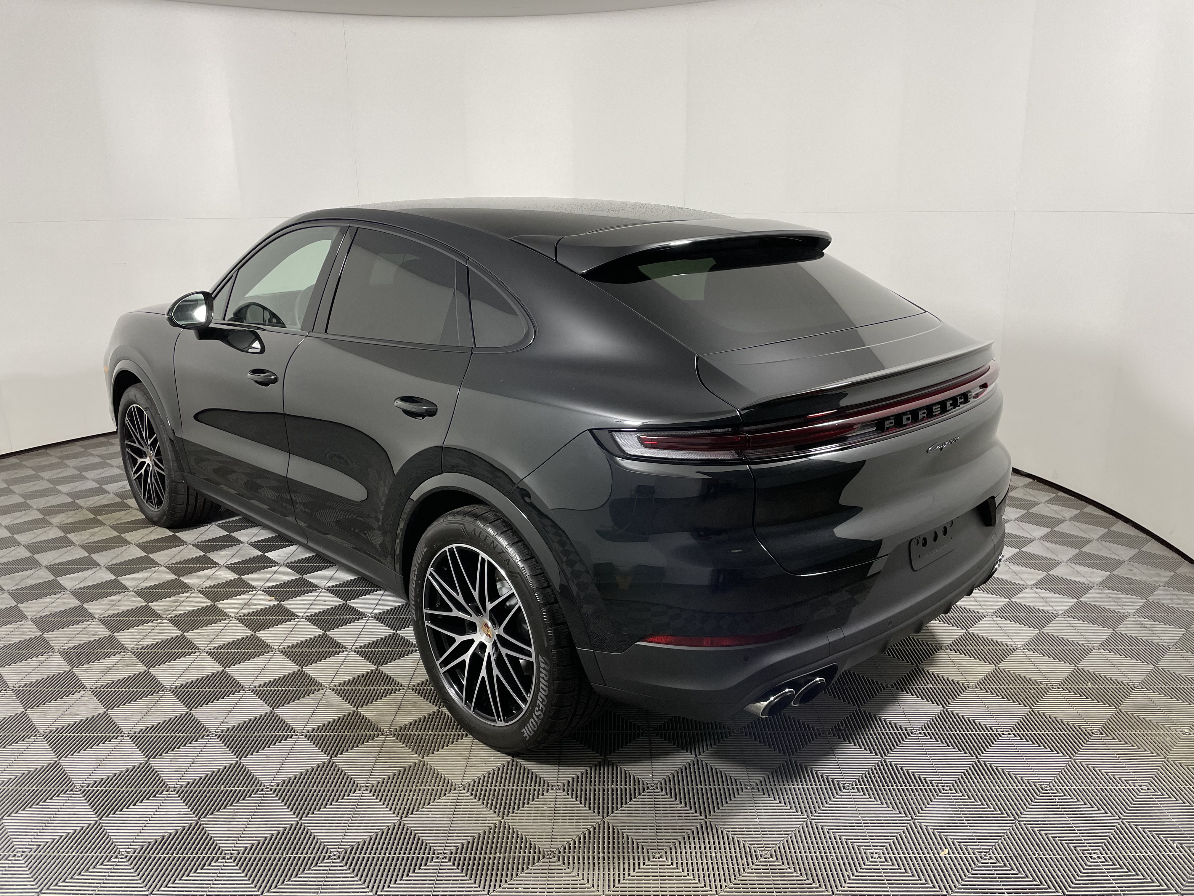 Used 2025 Porsche Cayenne Coupe AWD/4WD image 3