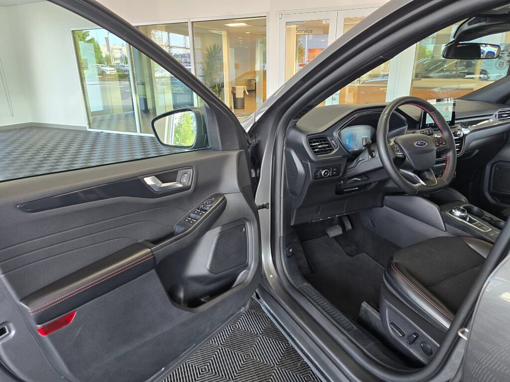 Used 2025 Ford Escape ST-Line Select AWD/4WD image 31