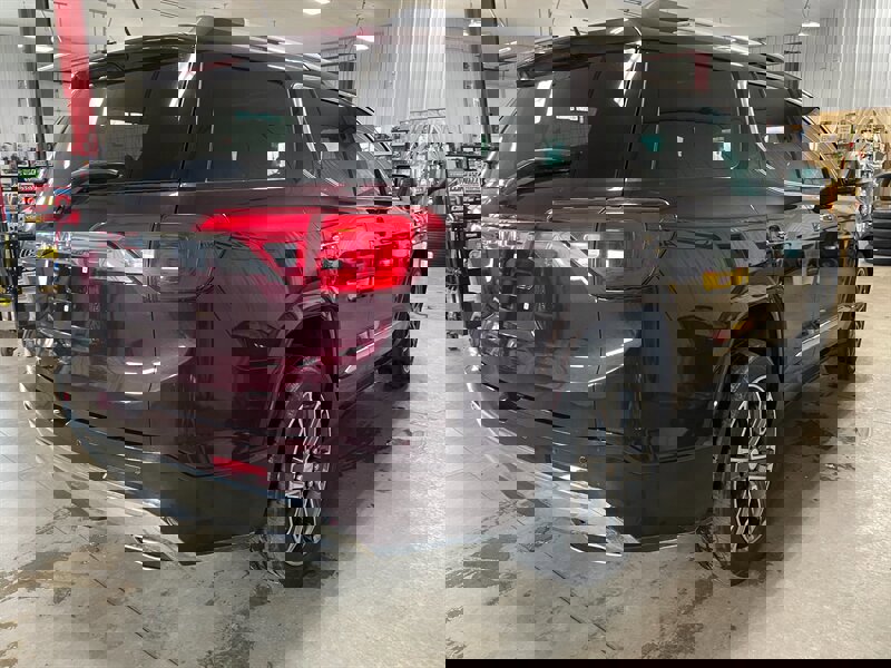 Used 2017 GMC Acadia Denali w/ Technology Package image 6