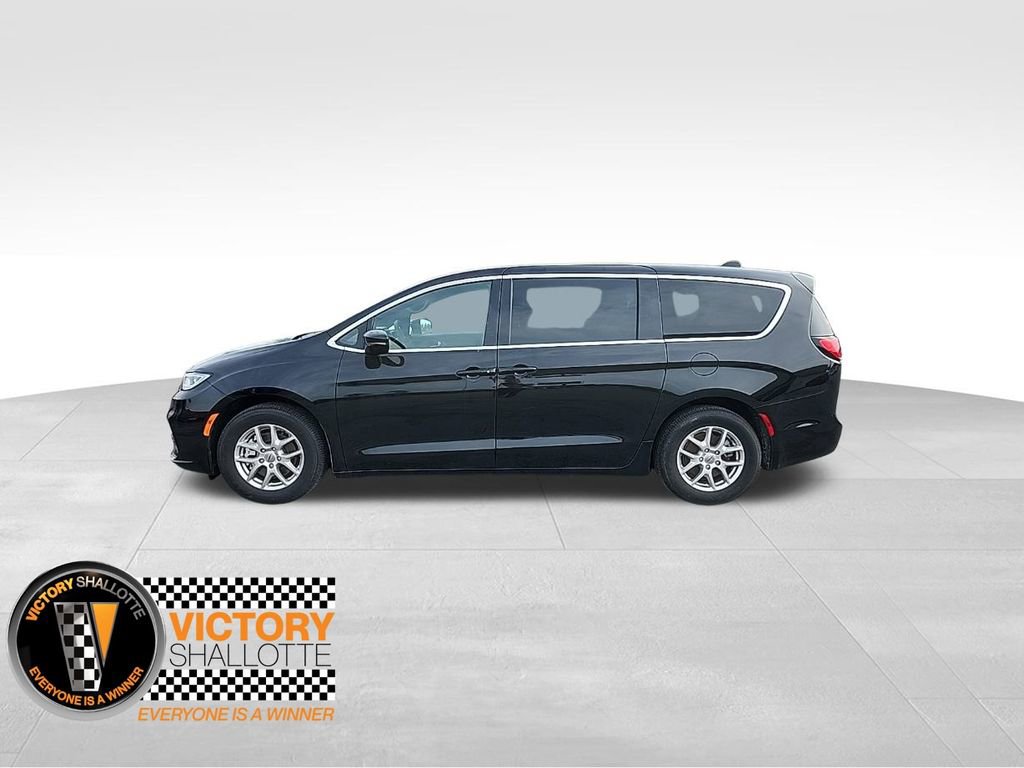 Certified 2025 Chrysler Pacifica Select image 17