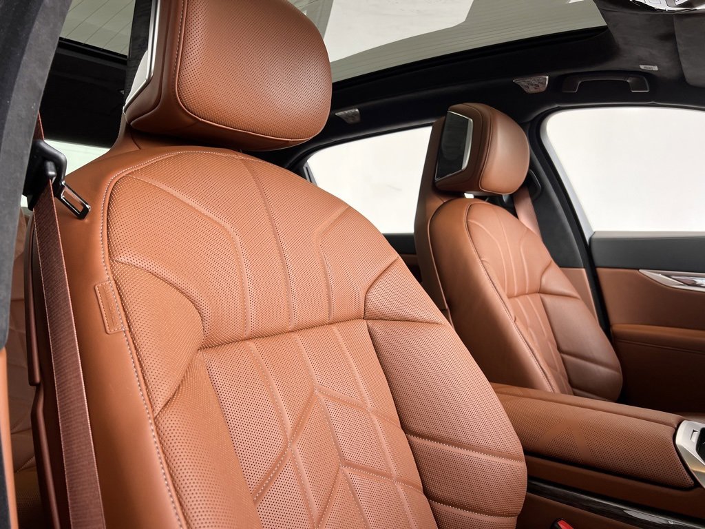 Used 2024 BMW i7 xDrive60 w/ Executive Package image 25