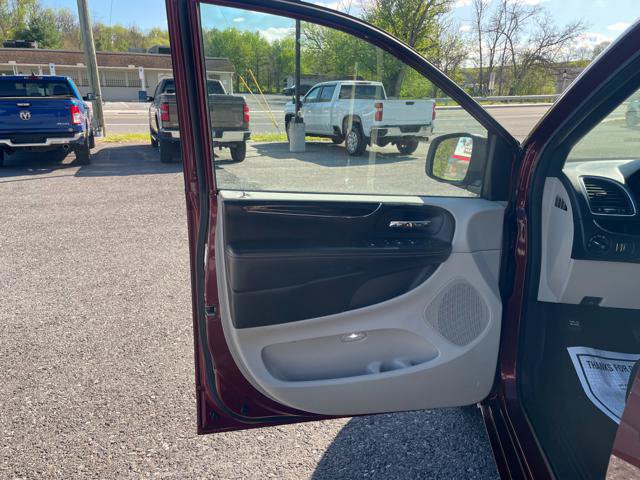 Used 2019 Dodge Grand Caravan SXT FWD image 15