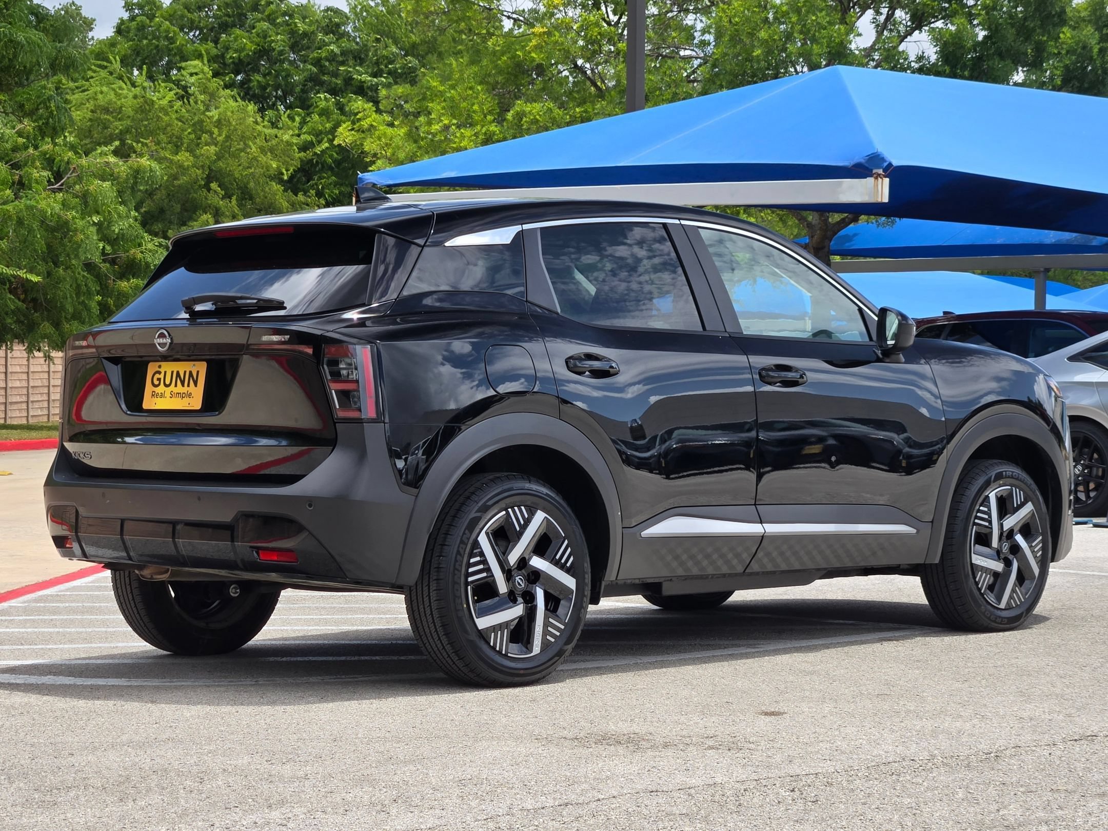 Used 2025 Nissan Kicks SV FWD image 3