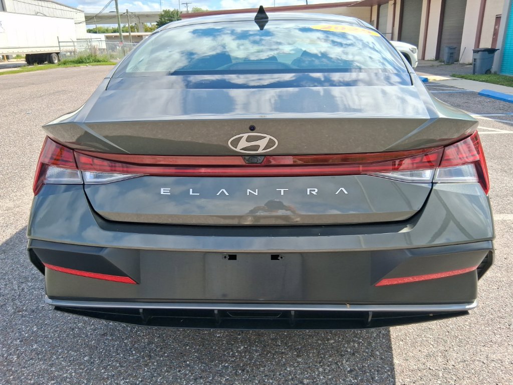 Used 2025 Hyundai Elantra SEL FWD image 4
