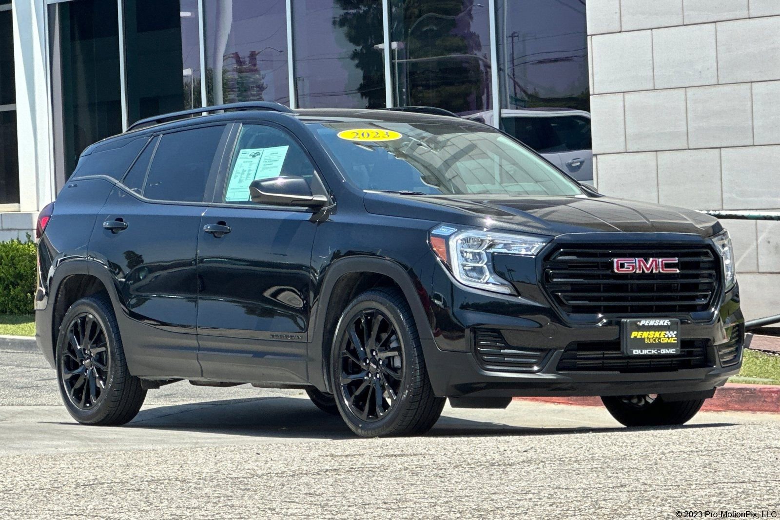 Used 2023 GMC Terrain SLE w/ Elevation Edition FWD image 1