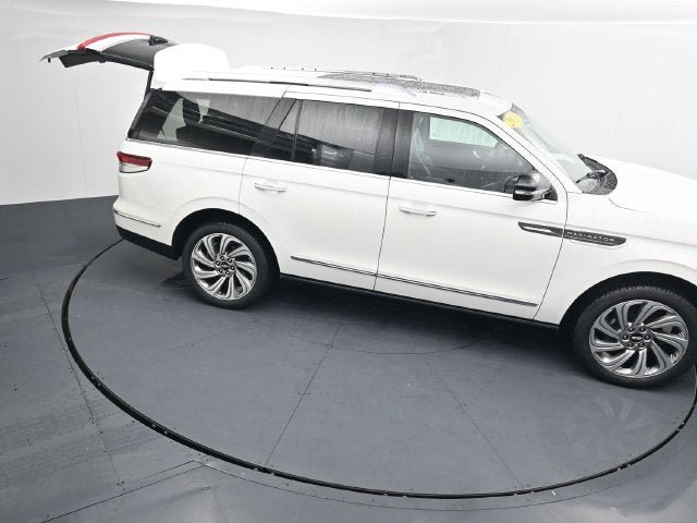 Used 2023 Lincoln Navigator Reserve AWD/4WD image 32