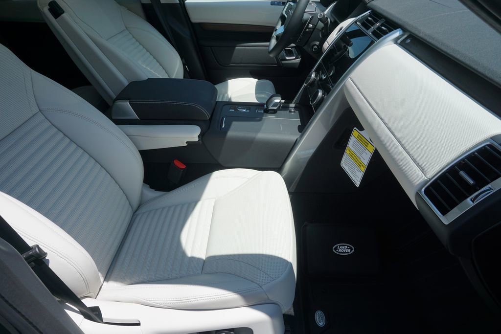 New 2025 Land Rover Discovery Dynamic SE image 23