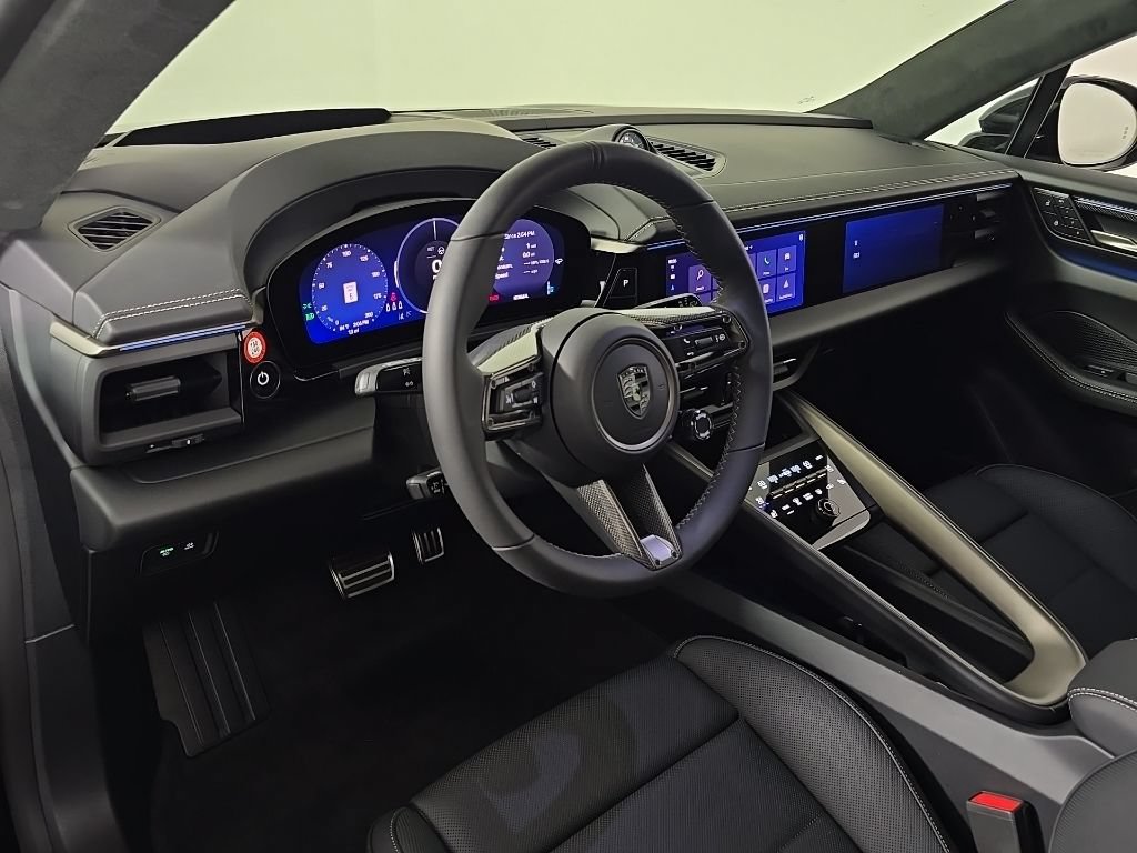 Certified 2025 Porsche Macan Turbo Electric AWD/4WD image 4