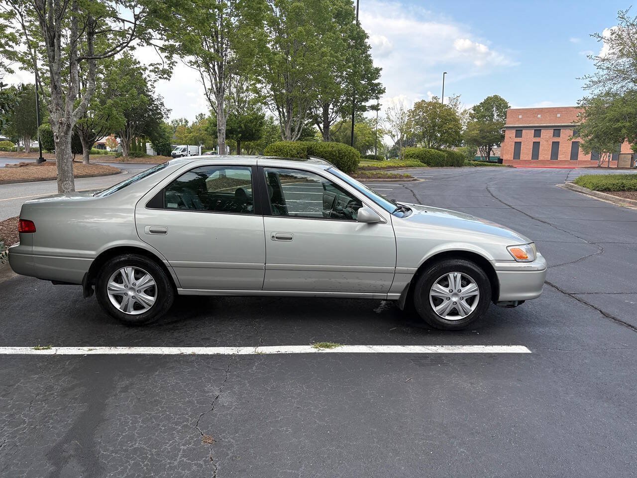 Used 2000 Toyota Camry LE w/ Value Pkg 3 FWD image 2